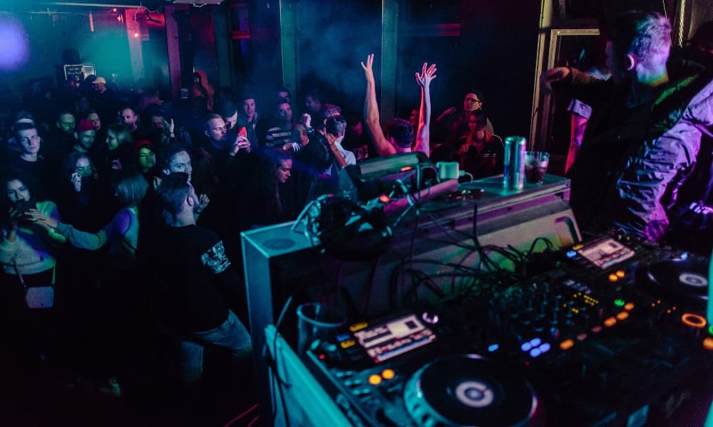 5 maneras fáciles de conseguir trabajos de DJ