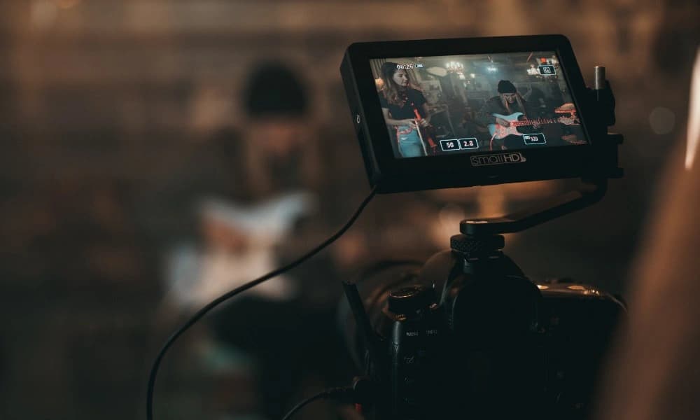 Cómo hacer un video musical épico con un presupuesto limitado (con ejemplos)