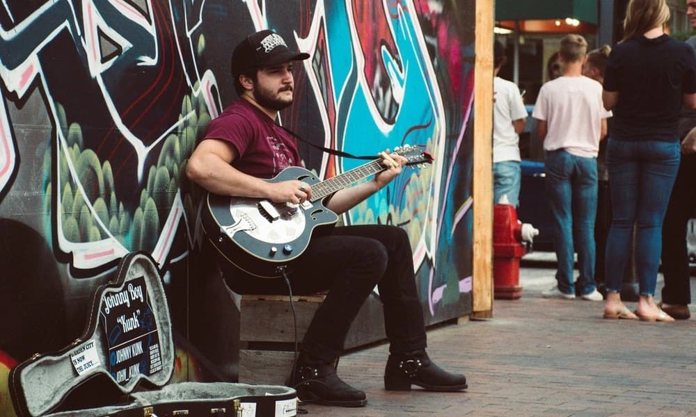 Una guía de las leyes de música callejera del Reino Unido