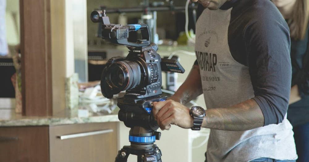 Cómo hacer un vídeo musical: cómo encargar a un director