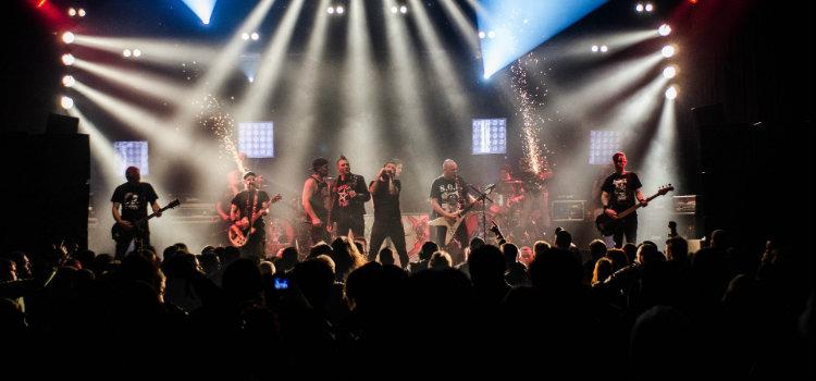 Wie man Bandmitglieder findet und Musiker anwirbt - Rockkonzert