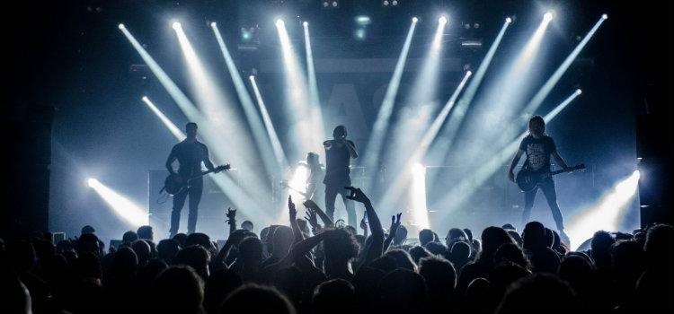 Wie man Bandmitglieder findet und Musiker anwirbt - Live-Gig