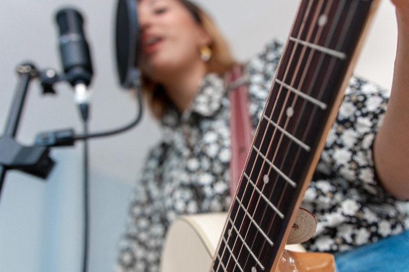 6 Tipps zum besseren Schreiben von Songtexten - Musiker, die beim Gitarrenspiel lyrische Inspiration erhalten
