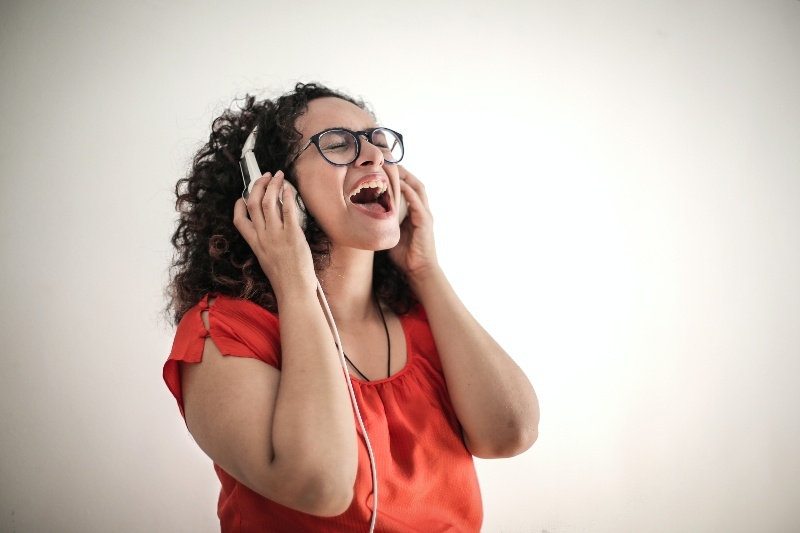 Die 9 besten Gesangsaufwärmübungen zur Verbesserung Ihres Gesangs