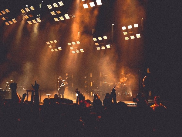 Independent vs Signed: What’s Best for Your Music Career? - gig