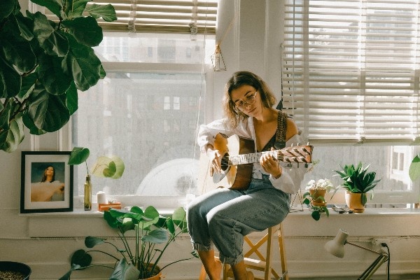Independent vs Signed: What’s Best for Your Music Career?