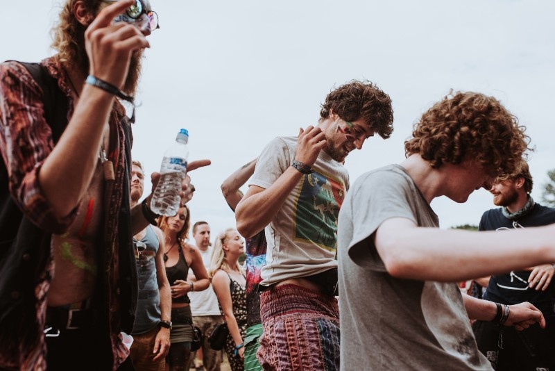SEO für Musiker: Wie man in der Google-Suche besser abschneidet - Musikfans bei einem Festival