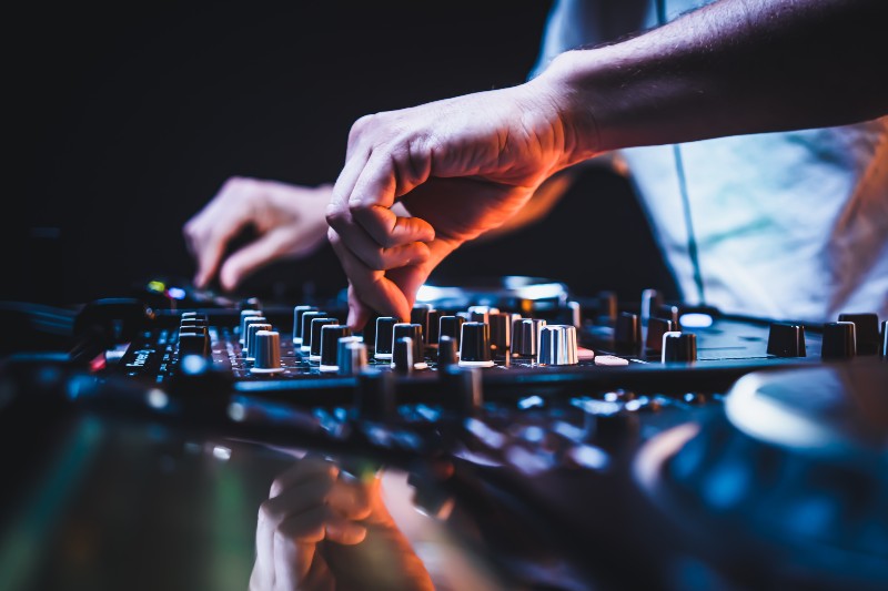 Un guide du débutant pour le mixage et le mastering de musique - Producteur mixant de la musique