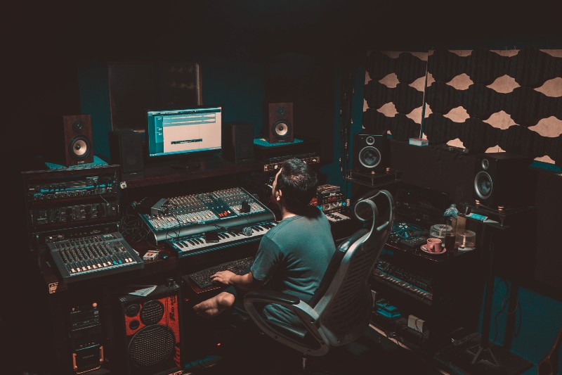 Un guide du débutant pour le mixage et le mastering de musique - Producteur de musique en studio