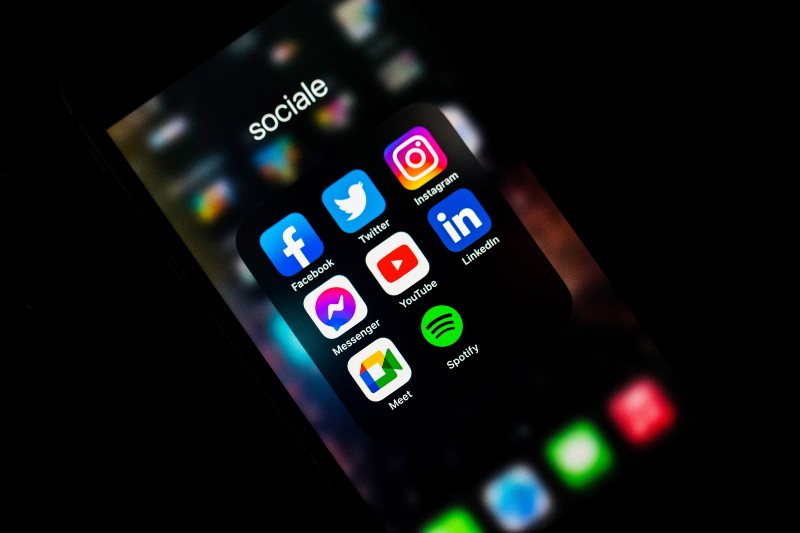 Wie Sie Ihre Musik im Radio spielen lassen - Social-Media-Ordner auf dem Handy