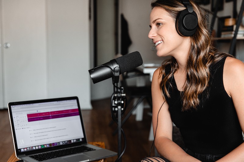 Wie Sie Ihre Musik im Radio spielen lassen - Moderator im Radiosender