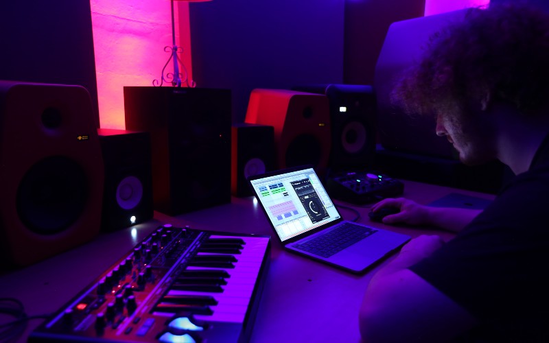 10 Best EQ Plugins for Music Production - Stock EQ