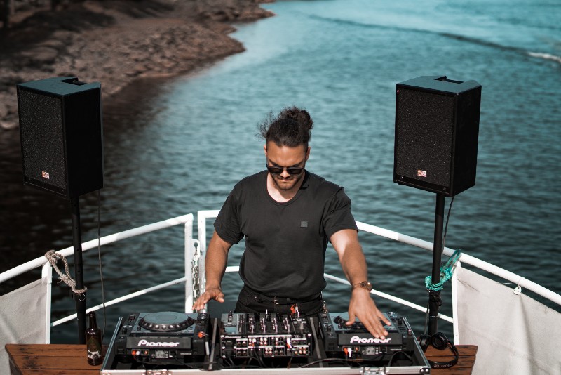 5 Easy Ways to Get DJing Gigs - DJ playing live next to the sea