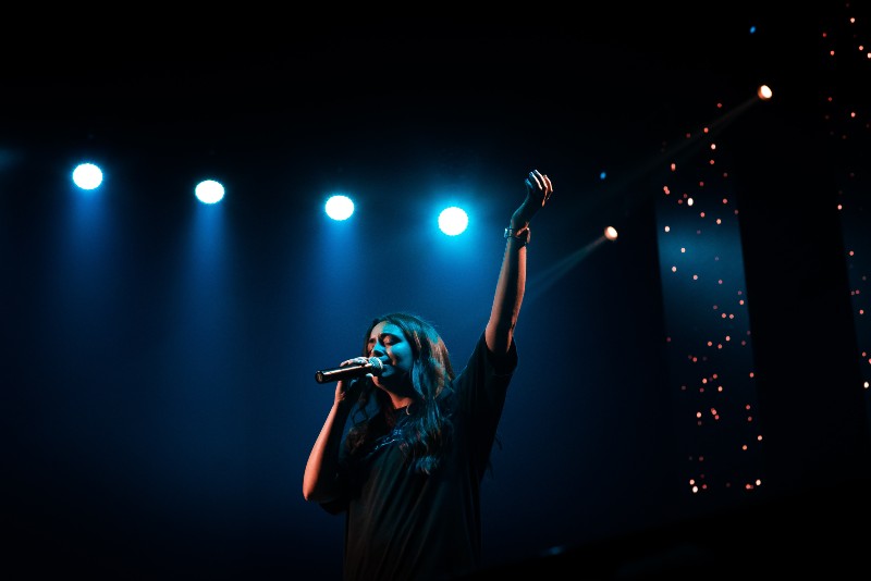 10 Best Vocal Microphones to Power up Live Performances - singer on stage