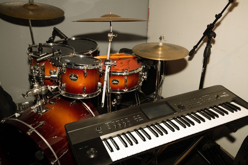 Verschiedene Arten von Mikrofonen: Welche brauchen Sie? - Schlagzeug und Keyboard im Musikstudio