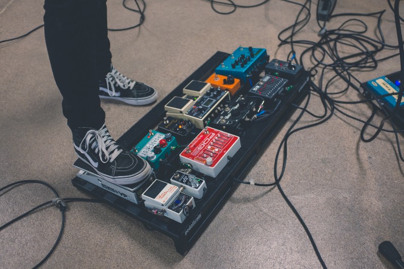 The Best Loop Pedals for Musicians on a Budget- Guitar player using pedalboard