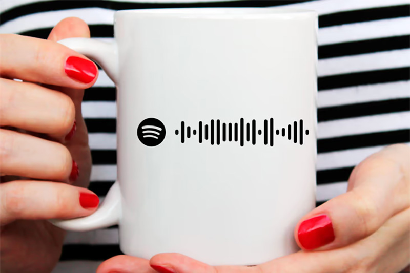 10 coole Band-Merch-Ideen zum Verkauf bei Gigs & Online - Spotify-Code auf einer Tasse