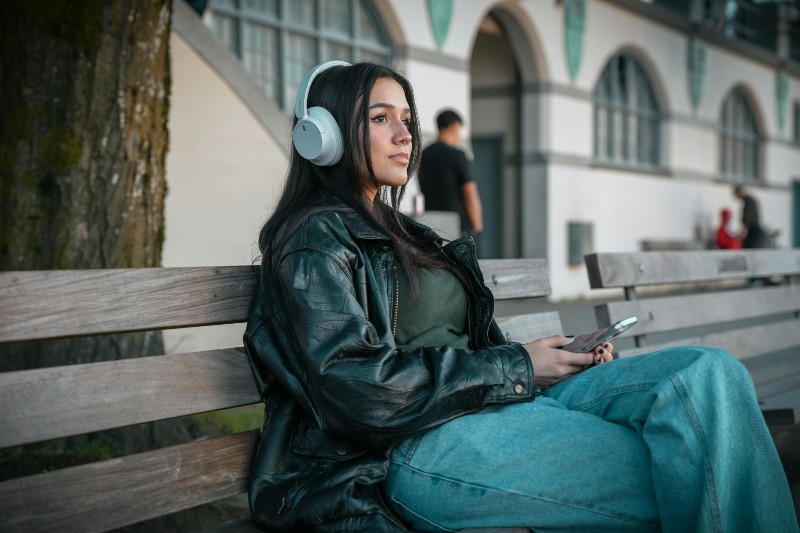 Wie werden die Musikcharts berechnet? - Frau hört Musik