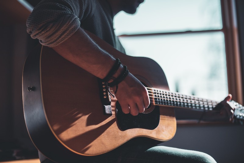 Wie man ein bezahlter Songwriter wird - Gitarrist